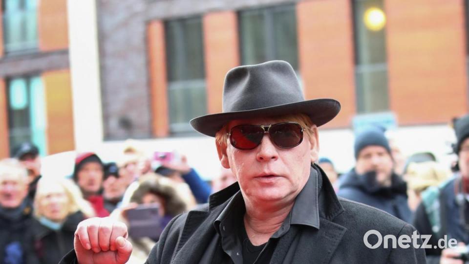 Ben Becker erweist Jan Fedder die letzte Ehre. Foto: Christian Charisius/dpa Bild: Christian Charisius