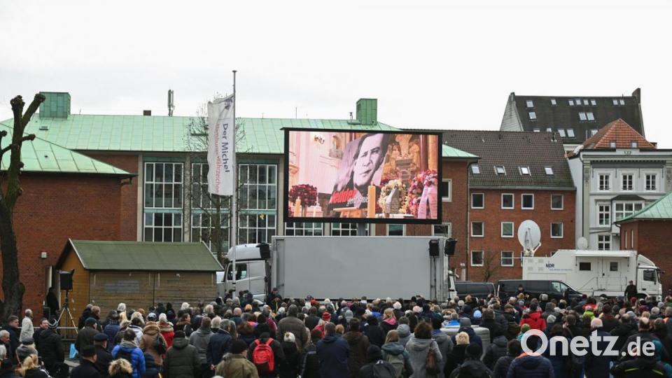 Die Trauerfeier im Michel wird auf einer Leinwand übertragen. Foto: Daniel Reinhardt/dpa Bild: Daniel Reinhardt