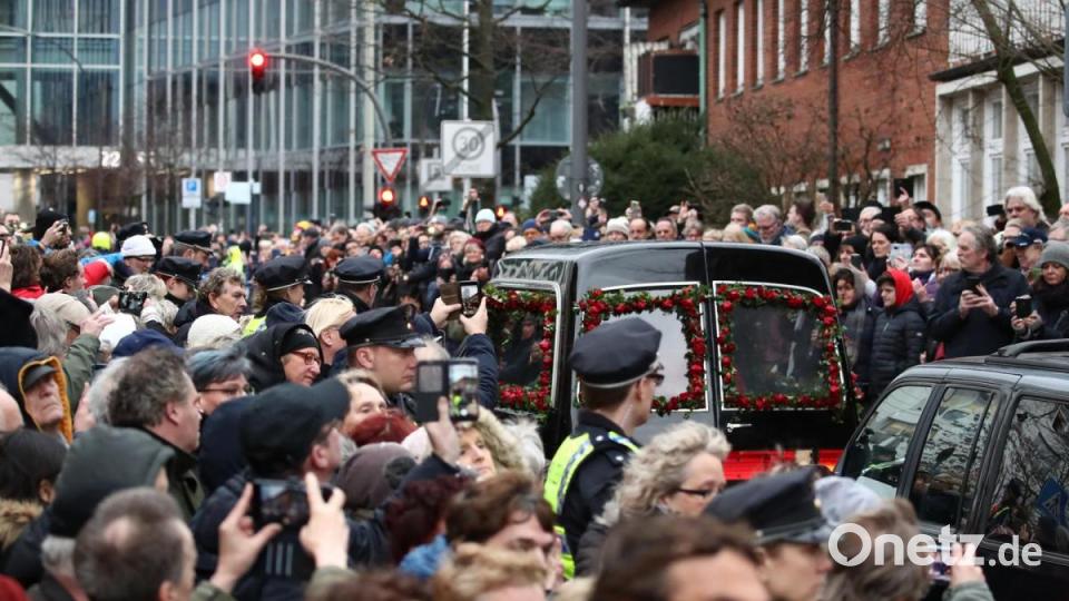 Nach der Trauerfeier für Jan Fedder: Noch einmal durch sein geliebtes Hamburg. Foto: Daniel Reinhardt/dpa Bild: Daniel Reinhardt