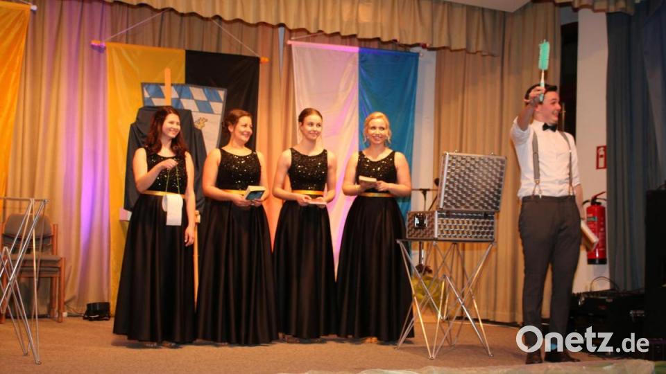 Einige Festdamen mit dem Zauberer. Bild: sne