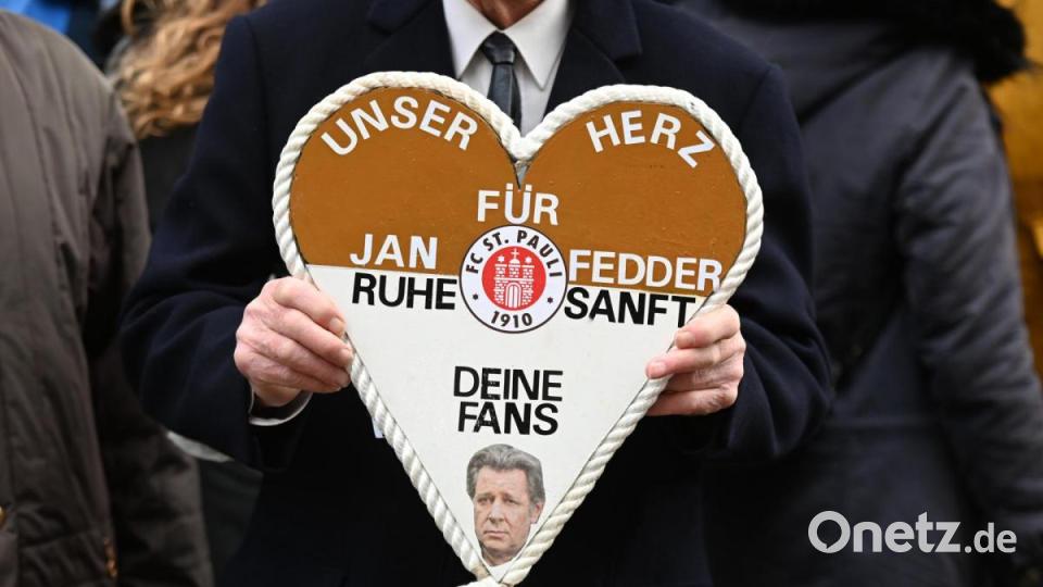Ein Herz für Jan Fedder von seinen Fans. Foto: Daniel Reinhardt/dpa Bild: Daniel Reinhardt