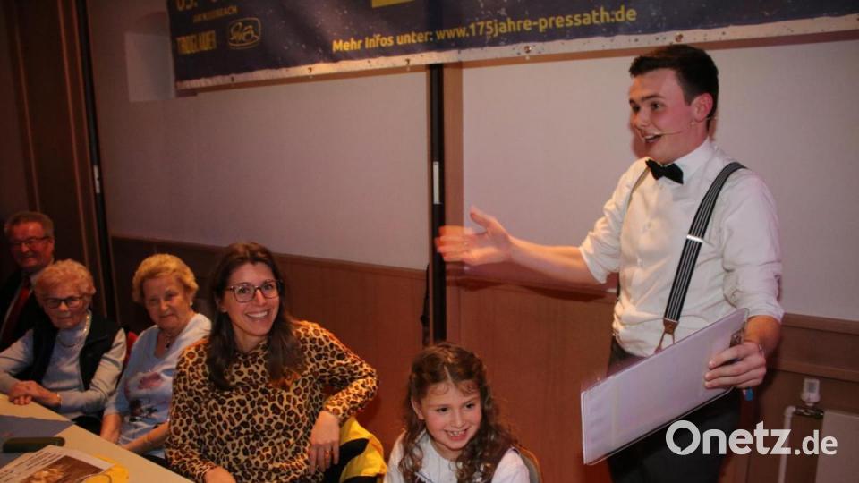 Magier Marius Koslowski fasziniert mit seinen Tricks das Publikum. Bild: sne