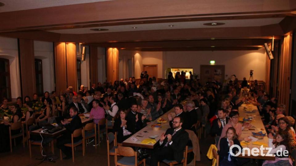 230 geladene Gäste versammeln sich im Pfarrsaal, um beim Kommersabend dabei zu sein. Bild: sne