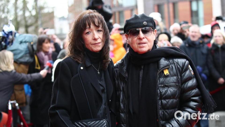 Scorpions-Sänger Klaus Meine nimmt mit seiner Frau Gabi Abschied von Jan Fedder. Foto: Christian Charisius/dpa Bild: Christian Charisius