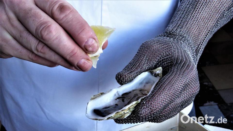 Ein paar Tropfen Zitronensaft verfeinern den Geschmack. Bild: ubb