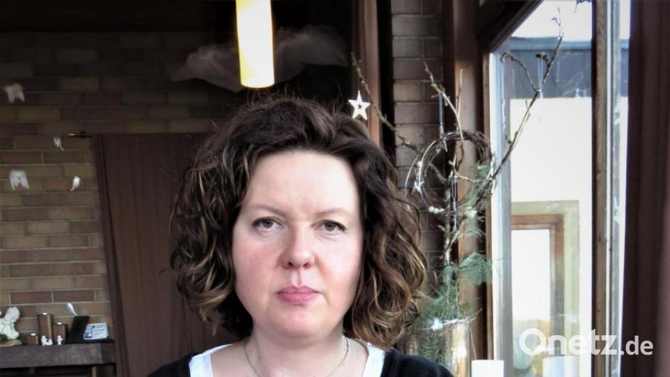 Und los geht es: Silvia Lemberger zeigt, wie Austern gegessen werden. Bild: ubb