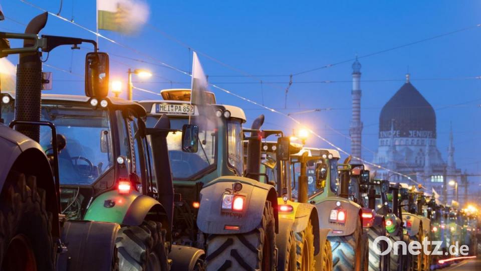Traktoren stehen im Morgengrauen auf der Marienbrückein Dresden. Foto: Sebastian Kahnert/dpa-Zentralbild/dpa Bild: Sebastian Kahnert