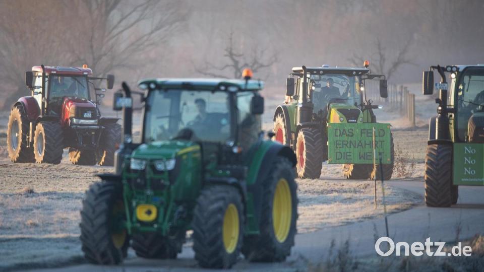Landwirte sammeln sich für die Fahrt zur Demonstration nach Stuttgart. Foto: Sebastian Gollnow/dpa Bild: Sebastian Gollnow