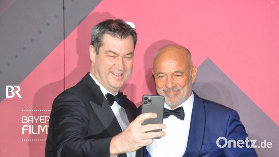 Ministerpräsident Markus Söder macht ein Selfie mit Ehrenpreisträger Heiner Lauterbach. Bild: Kunz