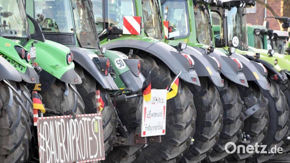 Traktoren stehen nach einer Sternfahrt in Kiel mit Schildern wie „Bauernprotest“ und „Hört UNS bitte zu, WIR waren auch freitags in der Schule!“. Foto: Carsten Rehder/dpa Bild: Carsten Rehder