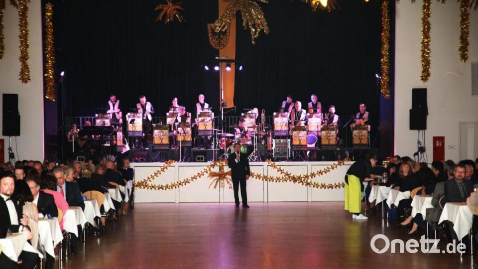 Bürgermeister Hans Donko eröffnete den 18. Stadtball in der Stadthalle. Bild: JOCHEN NEUMANN
ERBENDORF