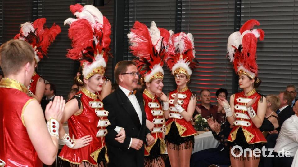 Zur Ordensverleihung wurde Bürgermeister Hans Donko von Gardemädchen nach vorne geführt. Bild: JOCHEN NEUMANN
ERBENDORF