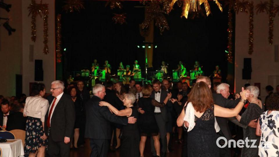 Die Tanzfläche war bei Musik der OM-BigBand immer gut gefüllt. Bild: JOCHEN NEUMANN
ERBENDORF