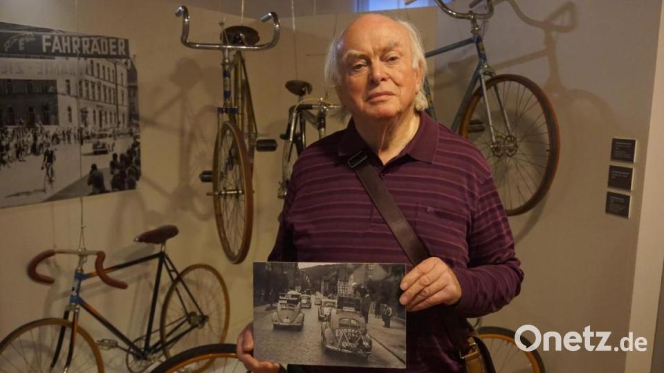 Der letzte Express-Lehrling, Klaus Stolz, zeigt ein Bild aus dem Stadtmuseum Neumarkt. Darauf ist ein Begleitfahrzeug bei einem Radrennen. In dem Fahrzeug saß auch sein Vater immer wieder, erinnert sich Stolz. Bild: jut