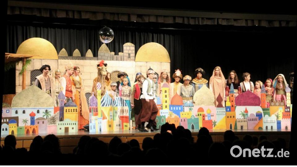 Das Kinder- und Jugendensemble der Lustigen Konrader bekommt seinen verdienten Schlussapplaus für ein tolles Kindermusical. Bild: Schönberger, Ferdinand [fsb]