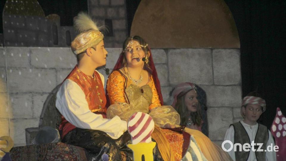 Aladin (Simon Weisheit) und seine Jasmin (Lisa-Maria Kalis). Bild: Schönberger, Ferdinand [fsb]