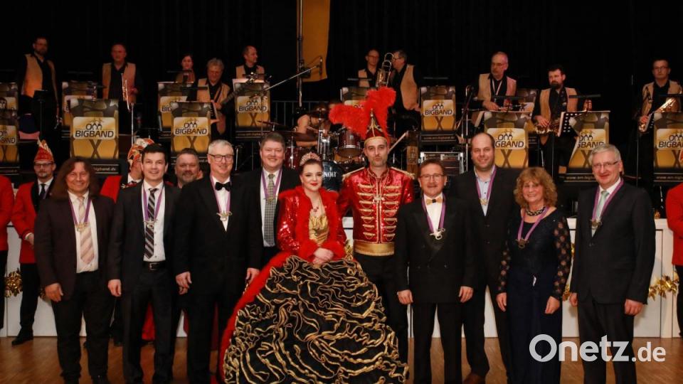 Prinzenpaar Rebecca und Manuel mit den diesjährigen Trägern des Faschingsordens der Narrhalla Windischeschenbach (von links), den Stadträten Karlheinz Rottmann, Dominik Vollath, Michael Wirth, Christian Bauer und Bernhard Schmidt sowie Bürgermeister Hans Donko, Stadtrat Jürgen Böckl, dritte Bürgermeisterin Sonja Heindl und zweiter Bürgermeister Johannes Reger. Bild: JOCHEN NEUMANN
ERBENDORF