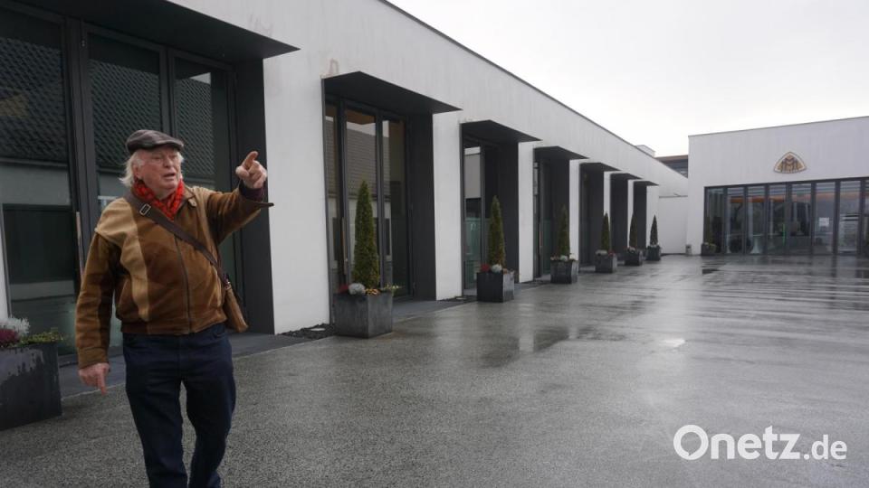 "Da wird man schon ein bisschen wehmütig": Klaus Stolz auf dem ehemaligen Fabrikgelände, das jetzt unter anderem das Museum für historische Maybach-Fahrzeuge beheimatet. Bild: jut