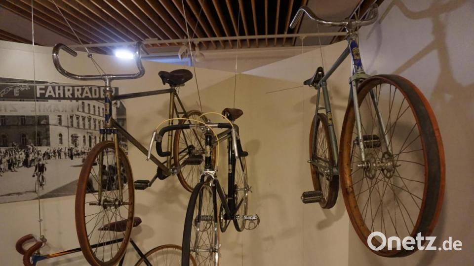 Historische Express-Fahrräder im Stadtmuseum Neumarkt. Bild: jut