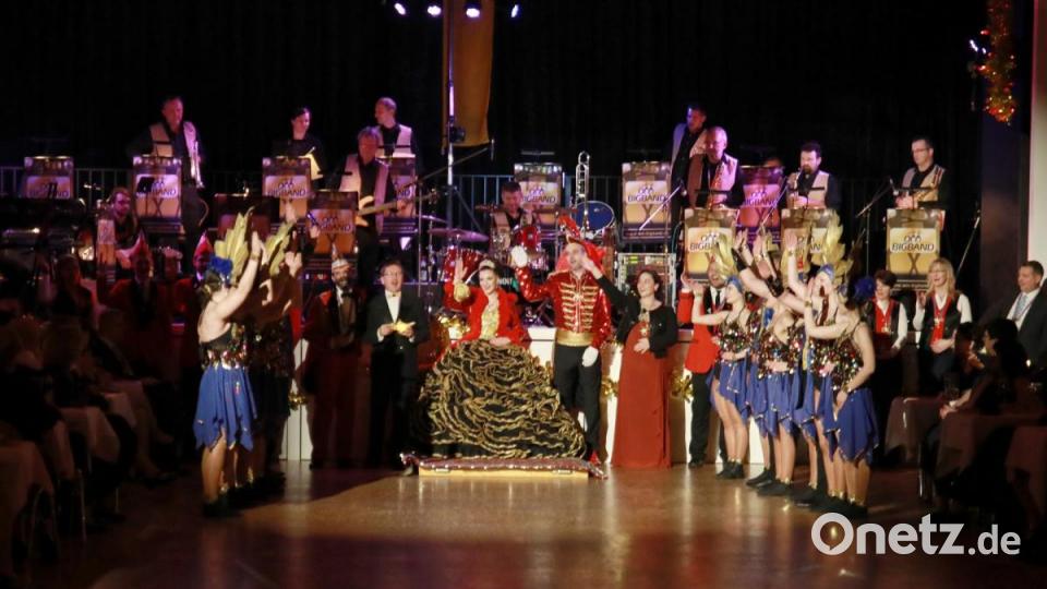 Hofstaat der Narrhalla Windischeschenbach mit dem Prinzenpaar Rebecca und Manuel sowie Bürgermeister Hans Donko. Bild: JOCHEN NEUMANN
ERBENDORF