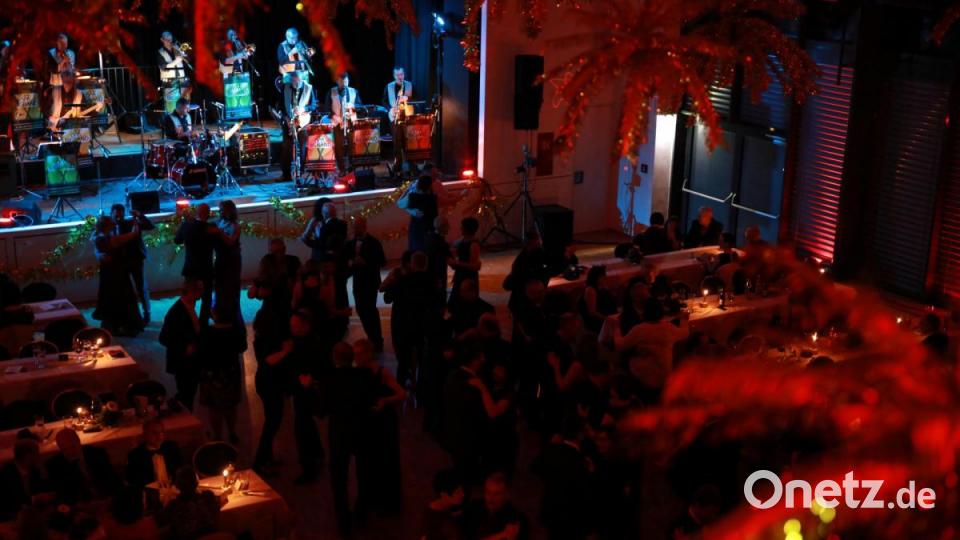 Die Tanzfläche war bei Musik der OM-BigBand immer gut gefüllt. Bild: JOCHEN NEUMANN
ERBENDORF