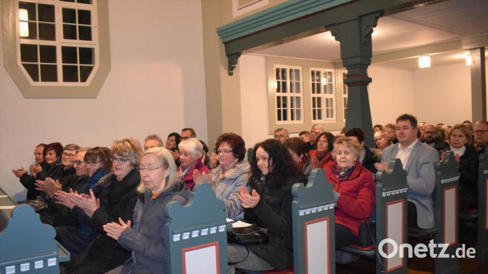 Seit 25 Jahren arbeitet Apothekerin Catharina Stoll-Graml in der Grafenwöhrer Stadt-Apotheke. Ein guter Anlass für ein Konzert in der Michaelskirche, bei dem tschechische Musiker auftreten. Bild: rgr