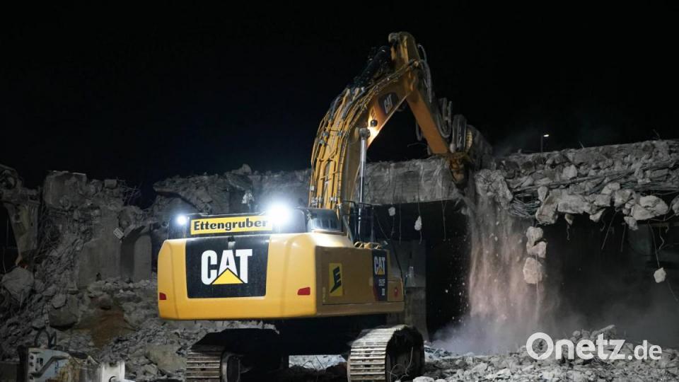 In der Nacht zum Sonntag haben Bauarbeiter zwei Autobahnüberführungen südlich von Regensburg abgerissen. Bild: Alexander Auer
