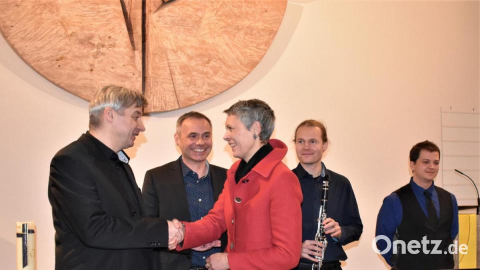 Seit 25 Jahren arbeitet Apothekerin Catharina Stoll-Graml in der Grafenwöhrer Stadt-Apotheke. Ein guter Anlass für ein Konzert in der Michaelskirche, bei dem tschechische Musiker auftreten. Bild: rgr