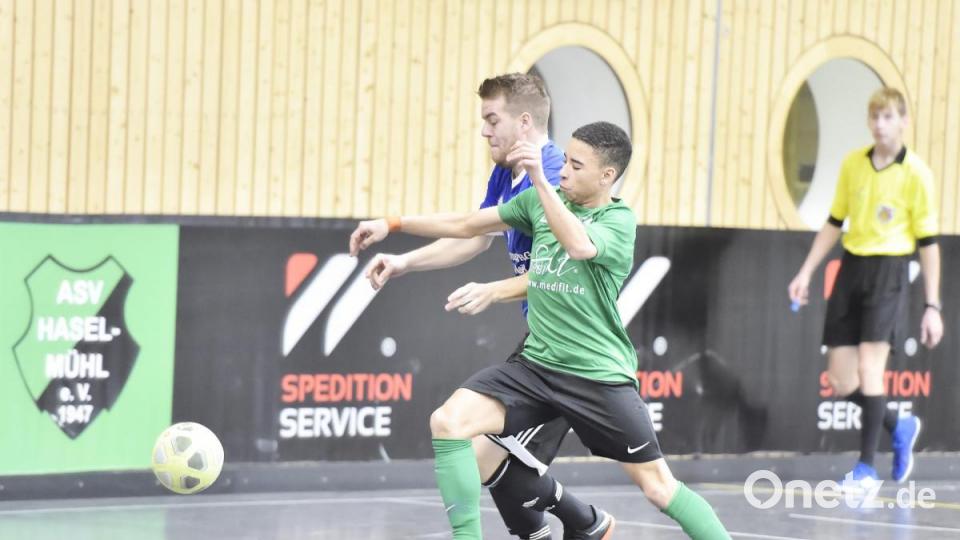 Vilstalcup 2020 des ASV Haselmühl: Szene aus dem Spiel: ASV Haselmühl (Grün) gegen den SV Freudenberg. Bild: Hubert Ziegler