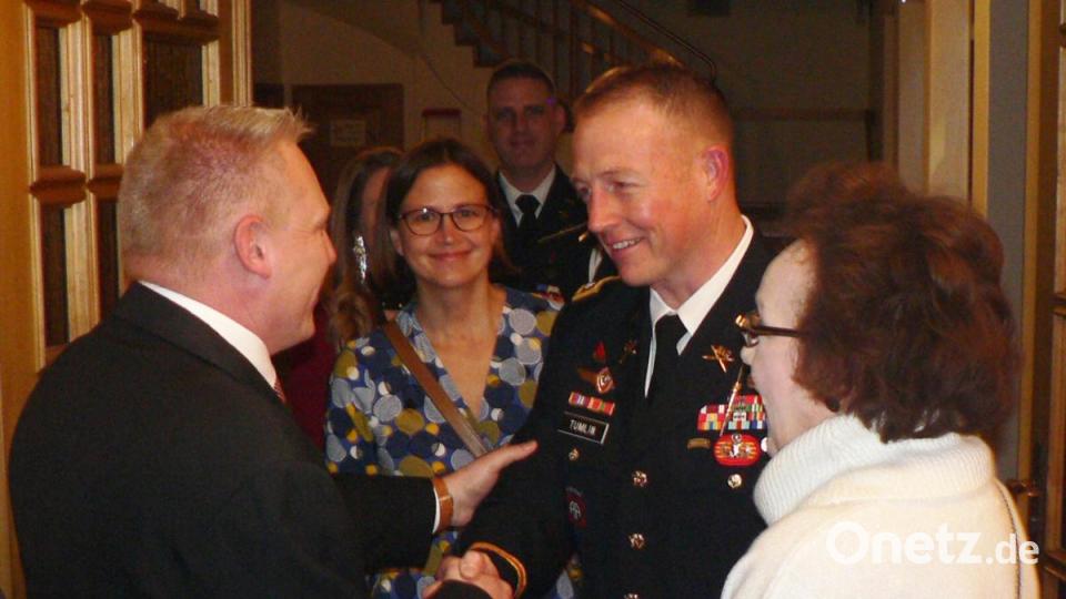 Herzlich begrüßte Jürgen Kürzinger auch Vertreter der US-Army. Bild: lep