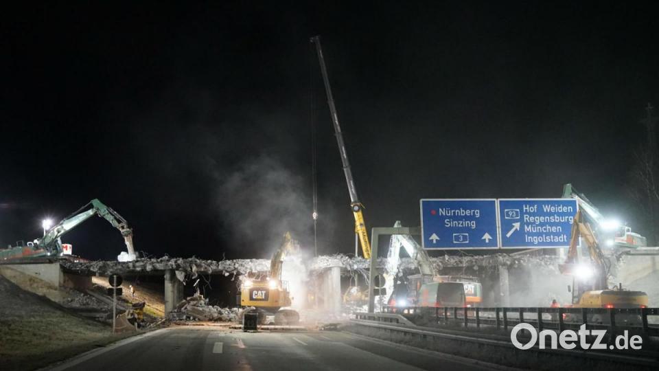 In der Nacht zum Sonntag haben Bauarbeiter zwei Autobahnüberführungen südlich von Regensburg abgerissen. Bild: Alexander Auer