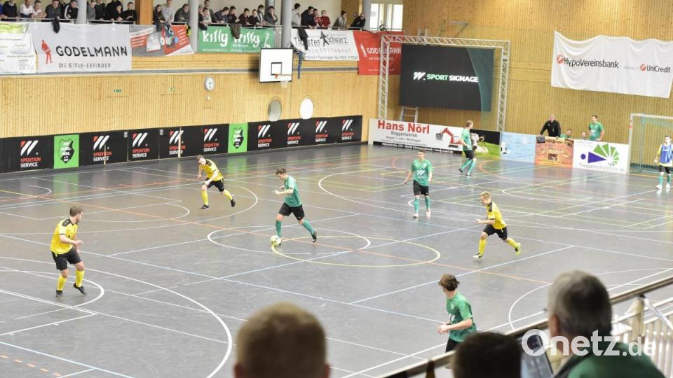 Vilstalcup 2020 des ASV Haselmühl: Szene aus dem Spiel: SV Lauterhofen (Gelb) - 1. FC Rieden. Bild: Hubert Ziegler