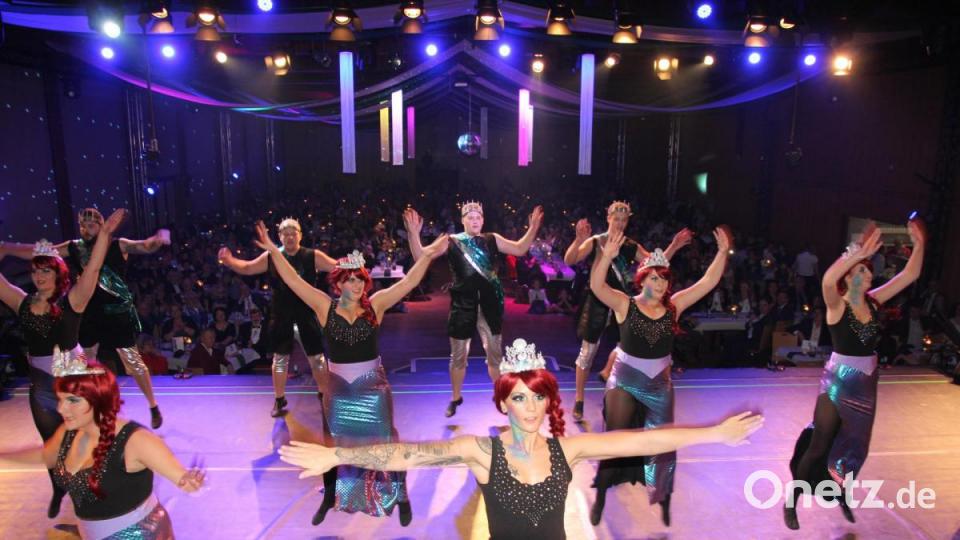 Imposant, die Schautanzgarde im vollbesetzten Kettelerhaus. Bild: kro