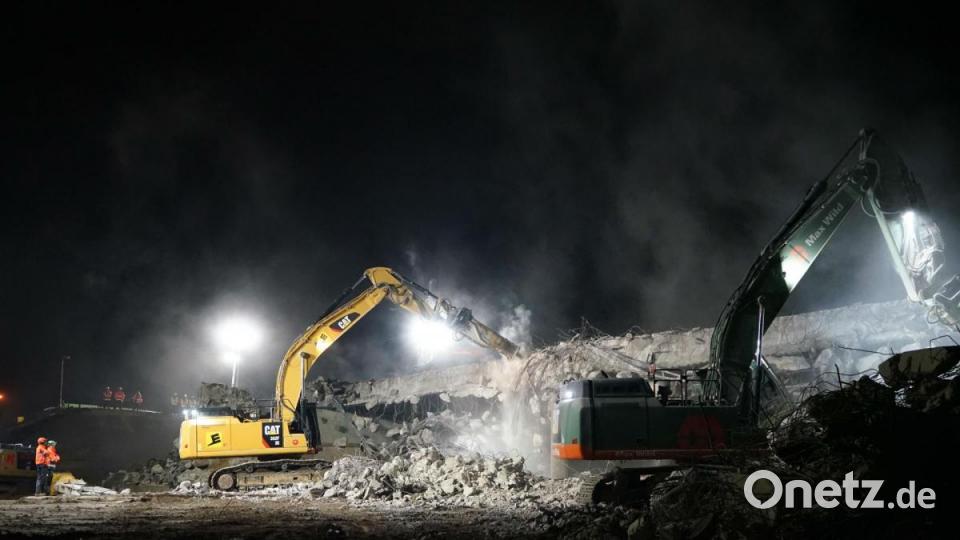 In der Nacht zum Sonntag haben Bauarbeiter zwei Autobahnüberführungen südlich von Regensburg abgerissen. Bild: Alexander Auer