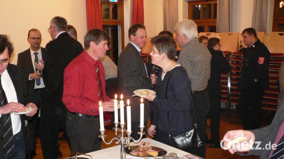Beim Neujahrsempfang kommen viele miteinander ins Gespräch. Bild: lep