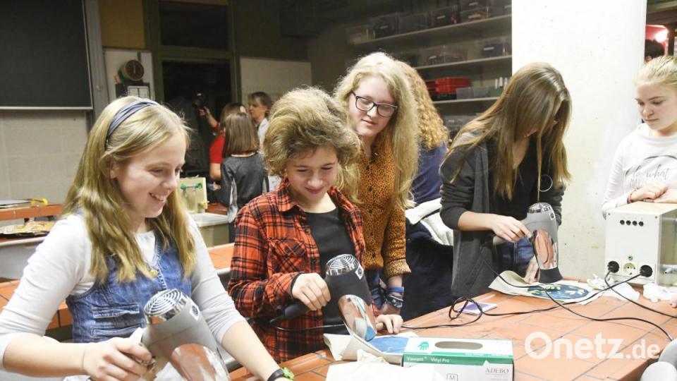 Blaupause gefällig? Im Chemiesaal wird die Kraft und Kunst von UV-Licht demonstriert. Bild: Gabi Schönberger