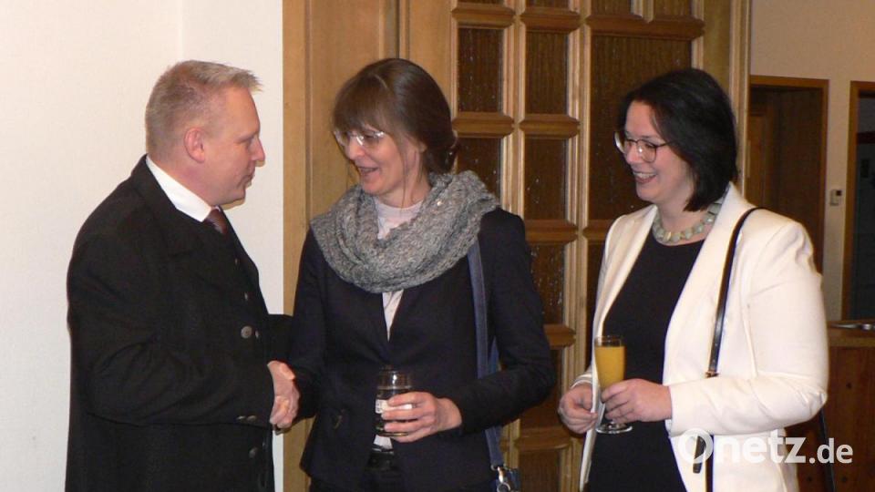 Bürgermeister Jürgen Kürzinger begrüßt die neue Führungsriege des Kinderhauses, Daniela Dimler und Nina Loos. Bild: lep