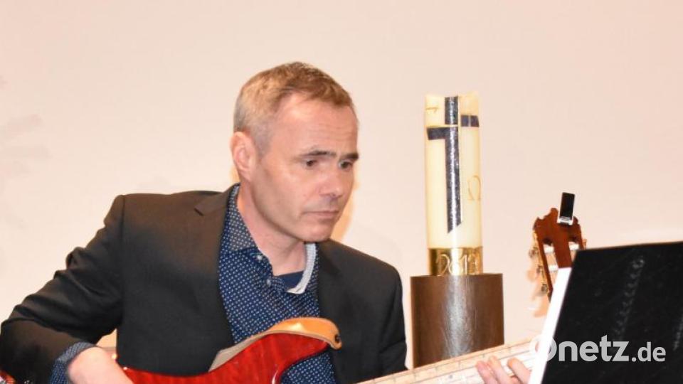 Tomáš Hanzlíček ist Vollblutmusiker durch und durch. Er führt bei dem Konzert "Bach meets Jazz" auch durch das Programm und stellt seine Kollegen vor. Bild: rgr