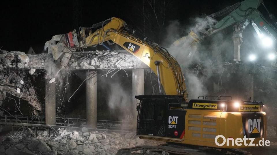 In der Nacht zum Sonntag haben Bauarbeiter zwei Autobahnüberführungen südlich von Regensburg abgerissen. Bild: Alexander Auer