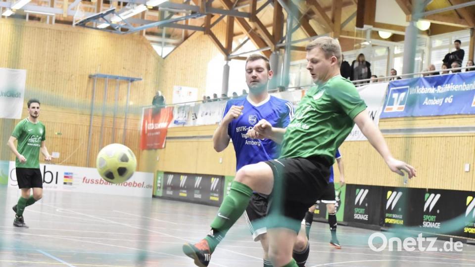 Vilstalcup 2020 des ASV Haselmühl: Szene aus dem Spiel: ASV Haselmühl mit Torjäger Matthias Schmidt (rechts) gegen den SV Freudenberg. Bild: Hubert Ziegler