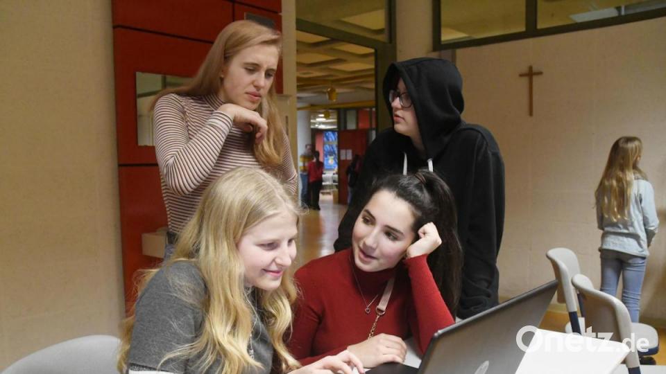 Die ganze Welt ist ein Puzzle, die Elly-Schülerinnen versuchen es am Computer zusammenzubauen. Bild: Gabi Schönberger