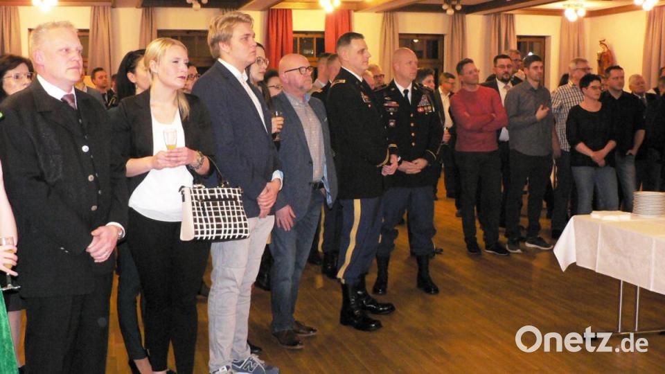 Der Saal ist gut gefüllt: Zahlreiche Vertreter aus Politik, Wirtschaft, Kirche, Vereinen, Verbänden und Initiativen nehmen am Neujahrsempfang der Marktgemeinde Kirchenthumbach teil – und lauschen im musikalischem Teil dem Duo „L'espoir“. Bild: lep