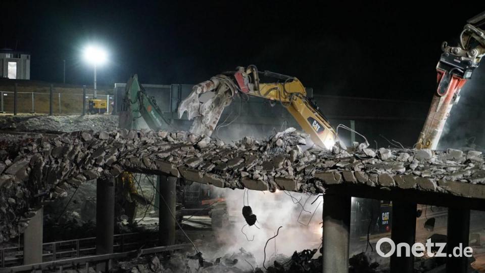 In der Nacht zum Sonntag haben Bauarbeiter zwei Autobahnüberführungen südlich von Regensburg abgerissen. Bild: Alexander Auer
