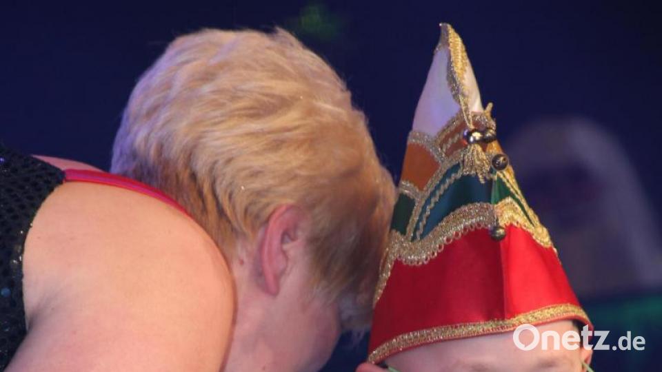 Bewegend, der kleine Hugo kündigt seine vierjährige Schwester Eva als Tanzmariechen an, assistiert von Iris Fennerl. Bild: kro
