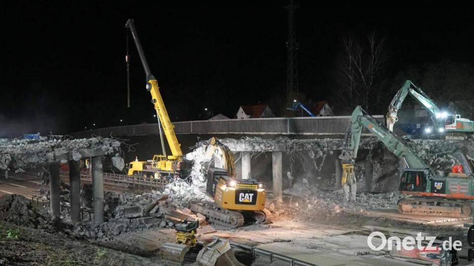 In der Nacht zum Sonntag haben Bauarbeiter zwei Autobahnüberführungen südlich von Regensburg abgerissen. Bild: Alexander Auer