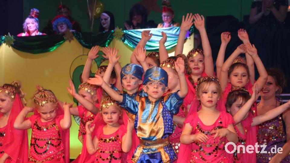 Die jüngere Wichtelgarde mit ihrem Schautanz &quot;Aladin und die Wunderlampe&quot;. Bild: kro
