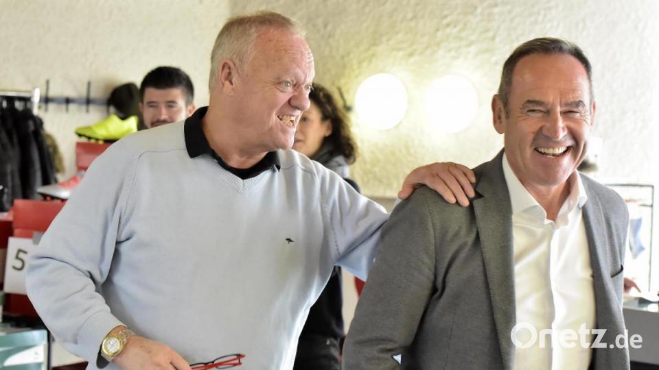 Vilstalcup 2020 des ASV Haselmühl: Der ehemalige ZDF Sportreporter Rolf Töpperwien (links) mit Pokalsponsor Bernd Wagner. Bild: Hubert Ziegler
