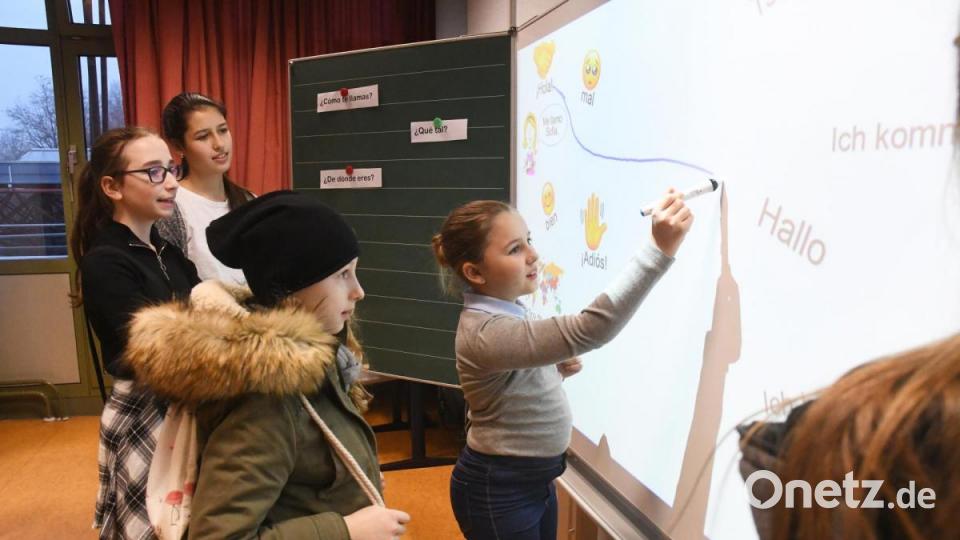 Vokabel lernen an der Tafel beziehungsweise mit Hilfe der Technik. Bild: Gabi Schönberger