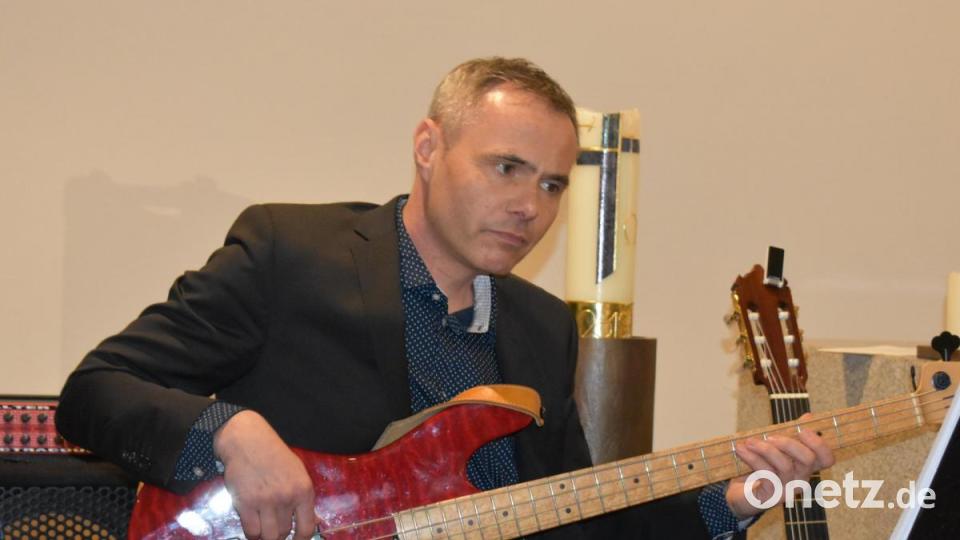 Seit 25 Jahren arbeitet Apothekerin Catharina Stoll-Graml in der Grafenwöhrer Stadt-Apotheke. Ein guter Anlass für ein Konzert in der Michaelskirche, bei dem tschechische Musiker auftreten. Bild: rgr