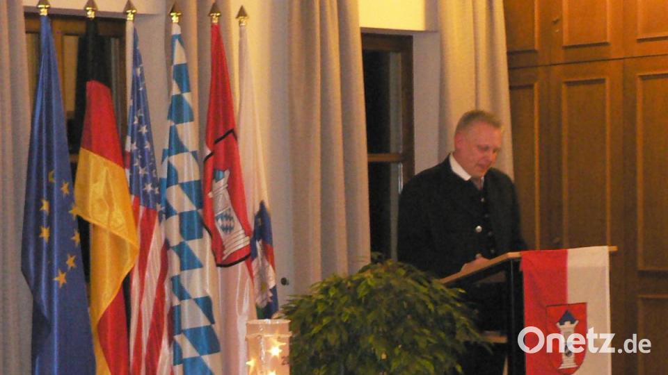 "Die Zukunft soll man nicht voraussehen wollen, sondern möglich machen", mahnt Bürgermeister Jürgen Kürzinger in seiner Rede. Bild: lep